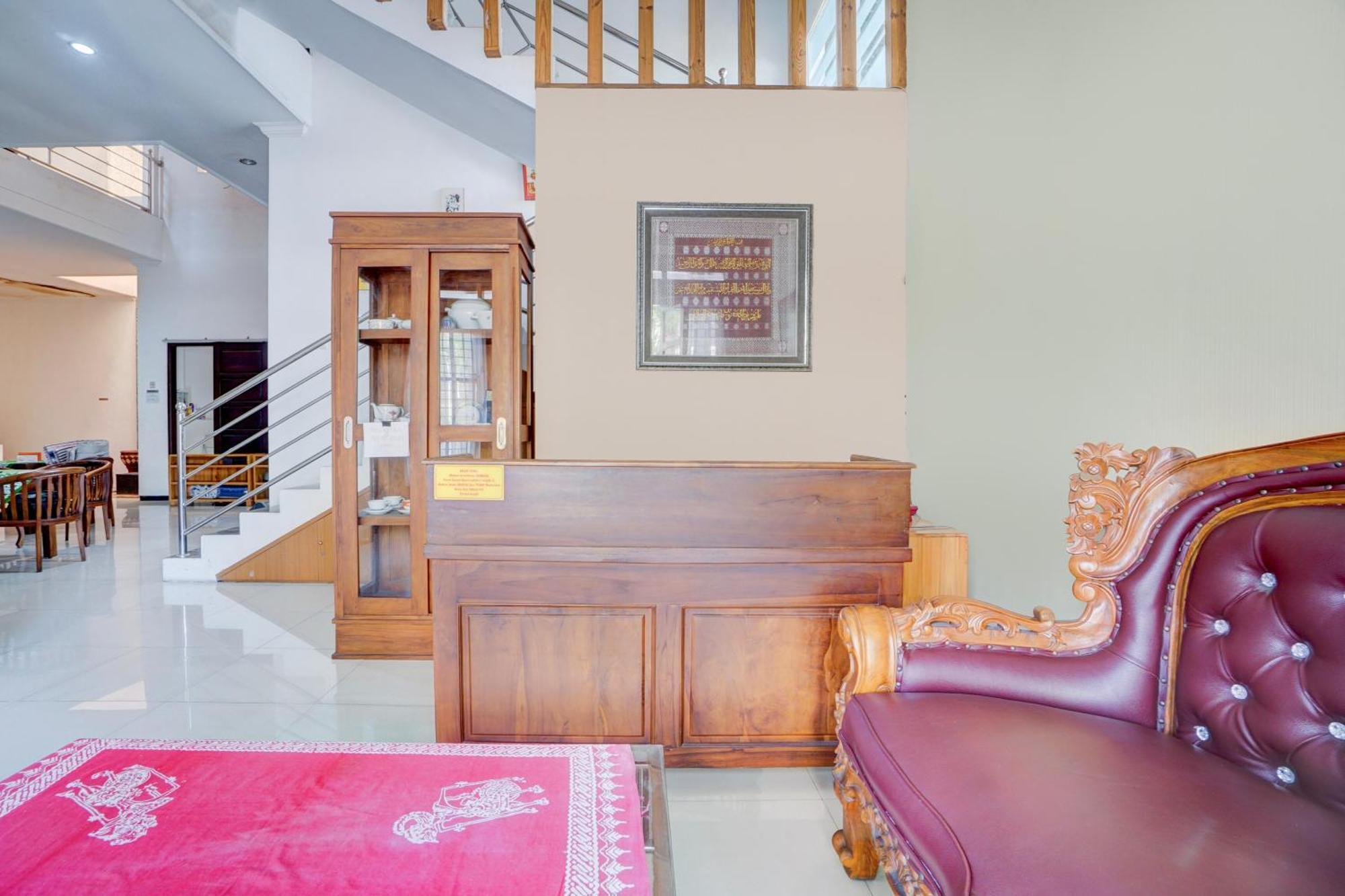 Oyo Life 93083 Nova Jaya 3 Homestay Syariah Lamongan Екстериор снимка