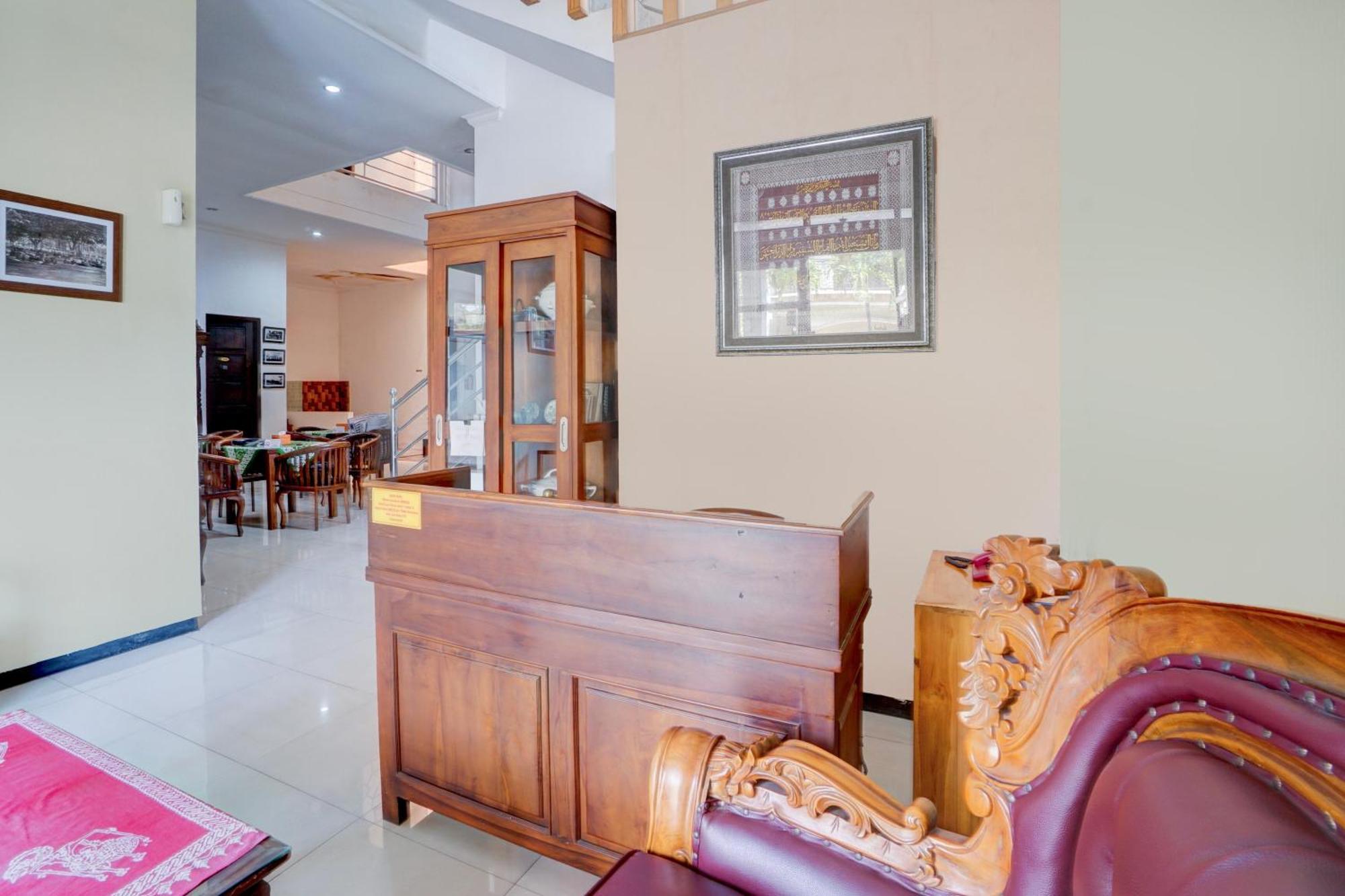 Oyo Life 93083 Nova Jaya 3 Homestay Syariah Lamongan Екстериор снимка